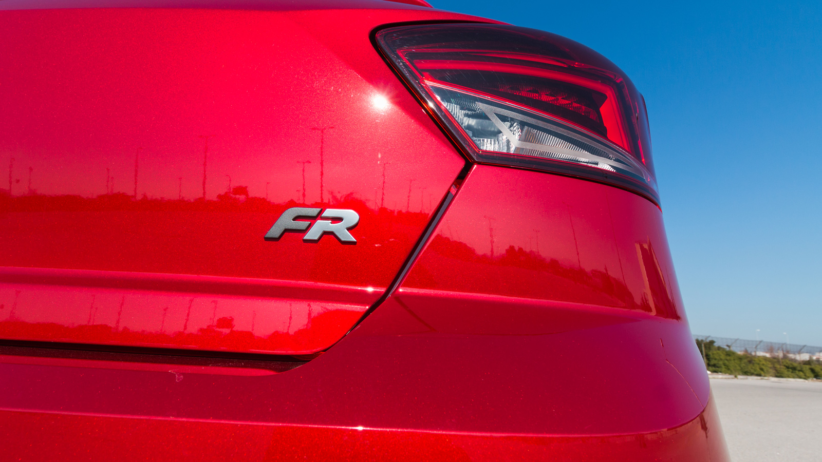 Μικρές αλλά κύριες οι αισθητικές αλλαγές στο νέο μοντέλο, με την έκδοση FR να ξεχωρίζει για τις απολήξεις της εξάτμισης. Στάνταρ πλέον οι LED προβολεί